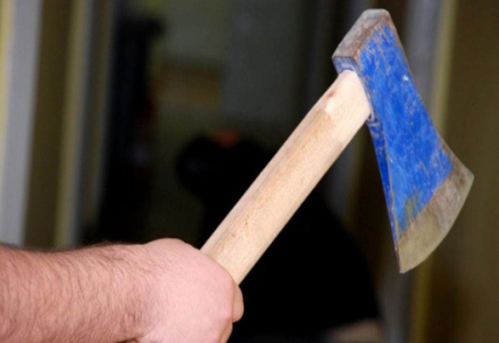 Ajuns în stare gravă la spital după ce tatăl vitreg a încercat să-l omoare cu un topor