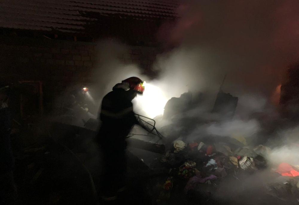 Un bărbat s-a intoxicat cu fum, după ce casa i-a fost cuprinsă de flăcări