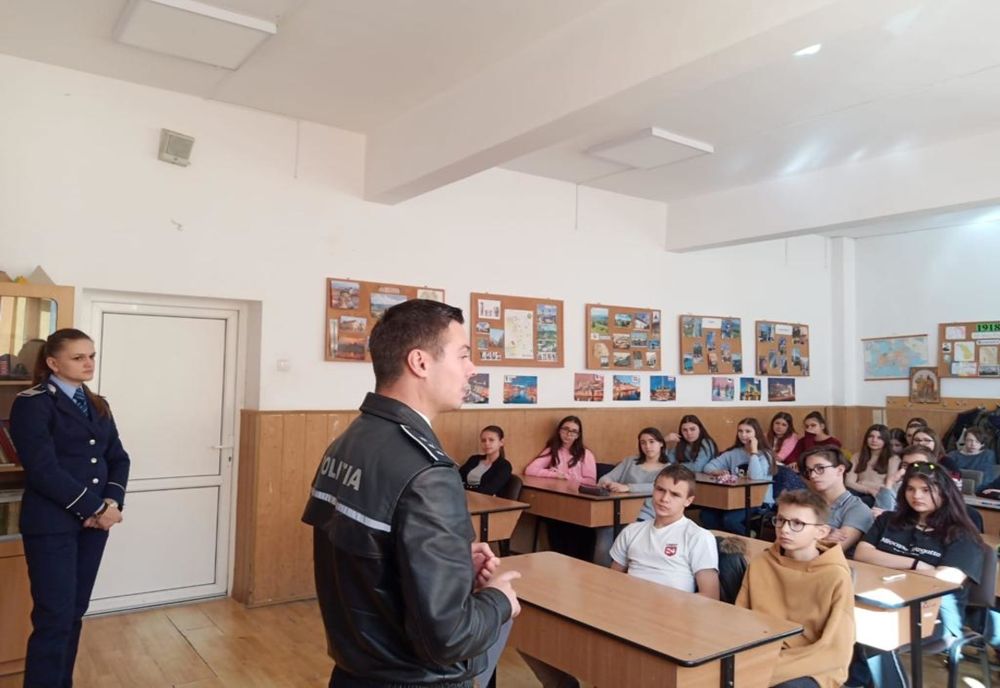 Peste o sută de activități în școli, pentru siguranța elevilor FOTO