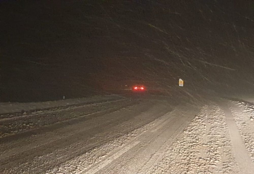 Ninsoare abundentă în zona Dornelor. Circulația rutieră se desfășoară în condiții de iarnă