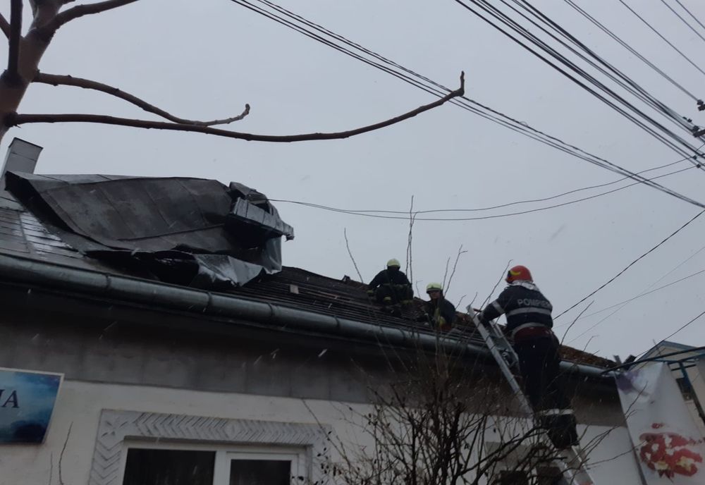 Suceava. Acoperișul unei case, luat de vânt VIDEO