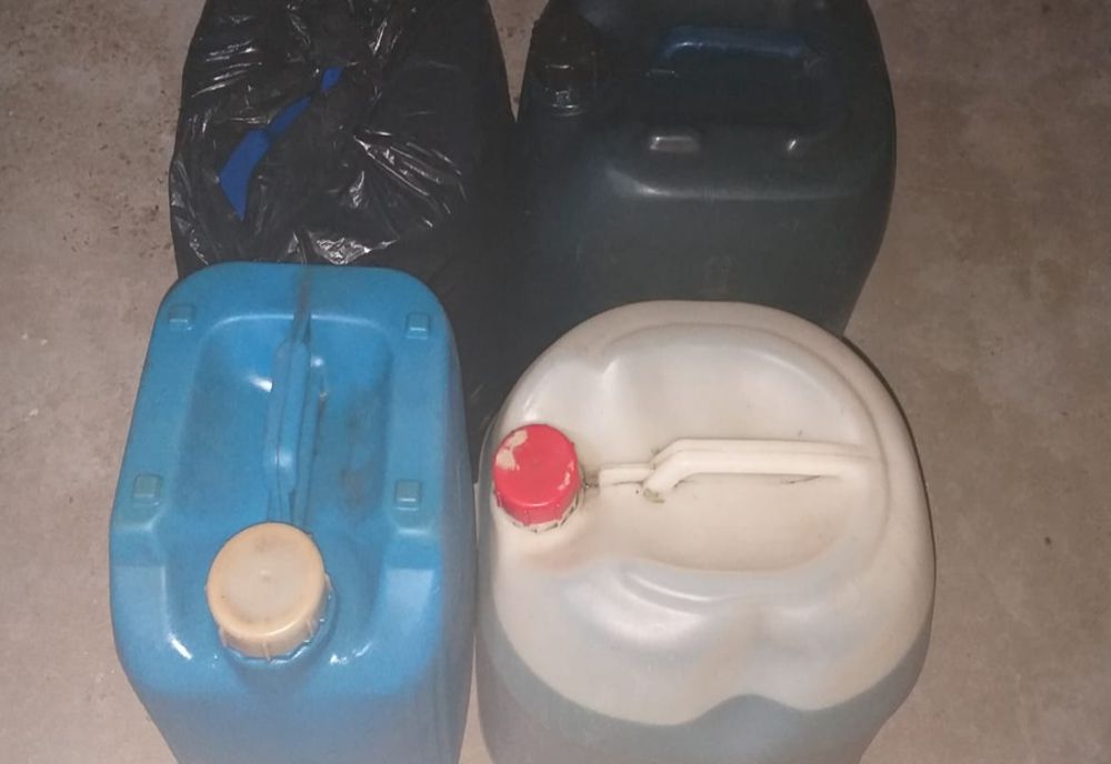 Doi tineri sunt cercetați de polițiști după ce au furat peste 180 litri de motorină dintr-un utilaj parcat pe marginea drumului