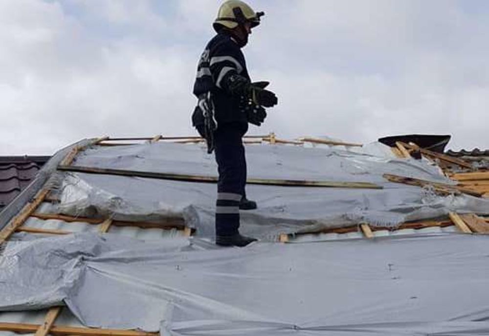 Intervenții ale pompierilor suceveni, după ce mai multe bucăți de tablă au fost luate de vânt FOTO