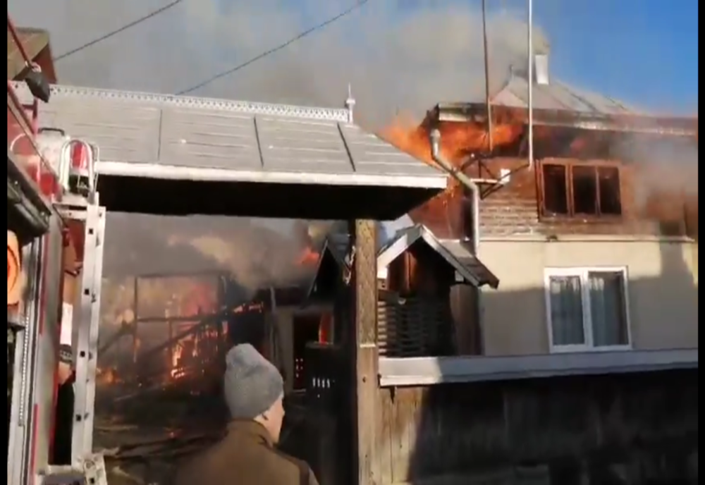 Incendiu violent la o gospodărie din Mănăstirea Humorului VIDEO