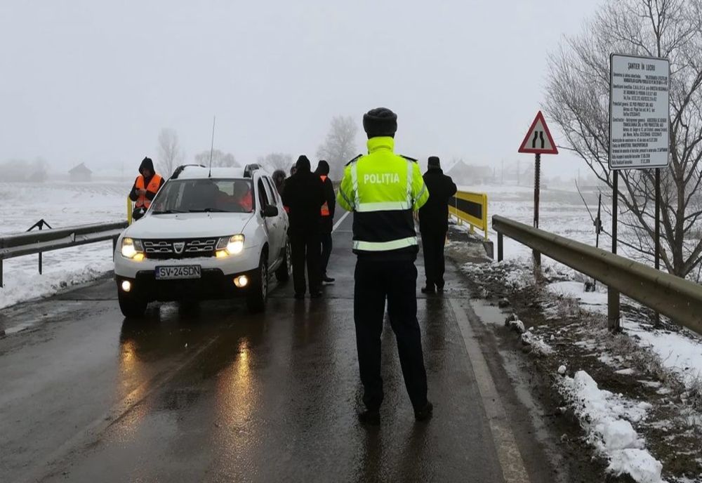 O parte din trotuarul podului de la Milișăuți s-a surpat cu tot cu balustradă