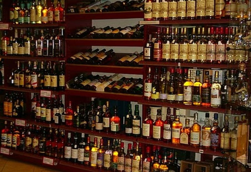 Un tânăr de 18 ani a furat două sticle de whiskey dintr-un hipermarket din Suceava
