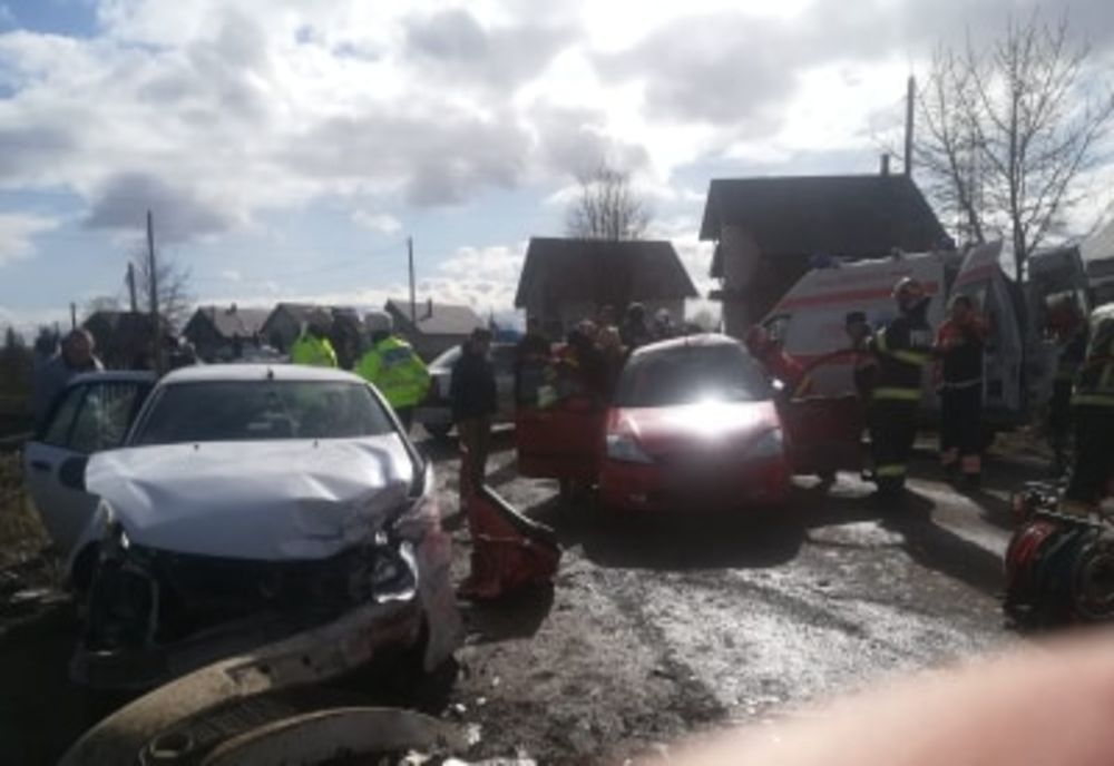 Accident rutier cu cinci victime, dintre care una încarcerată, la ieșirea din municipiul Rădăuți FOTO