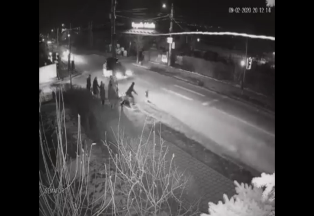 Un copil de doi ani a ajuns în stare gravă la spital după ce a sărit în fața unei mașini VIDEO