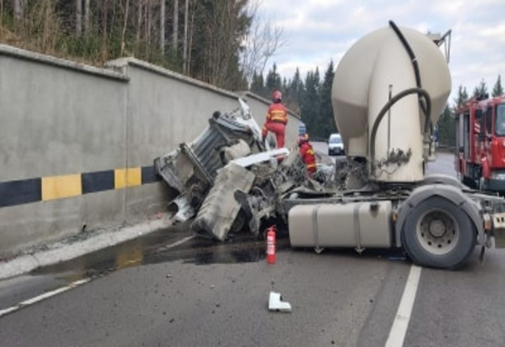 Accident rutier grav în Pasul Mestecăniș. Un șofer a rămas încarcerat FOTO