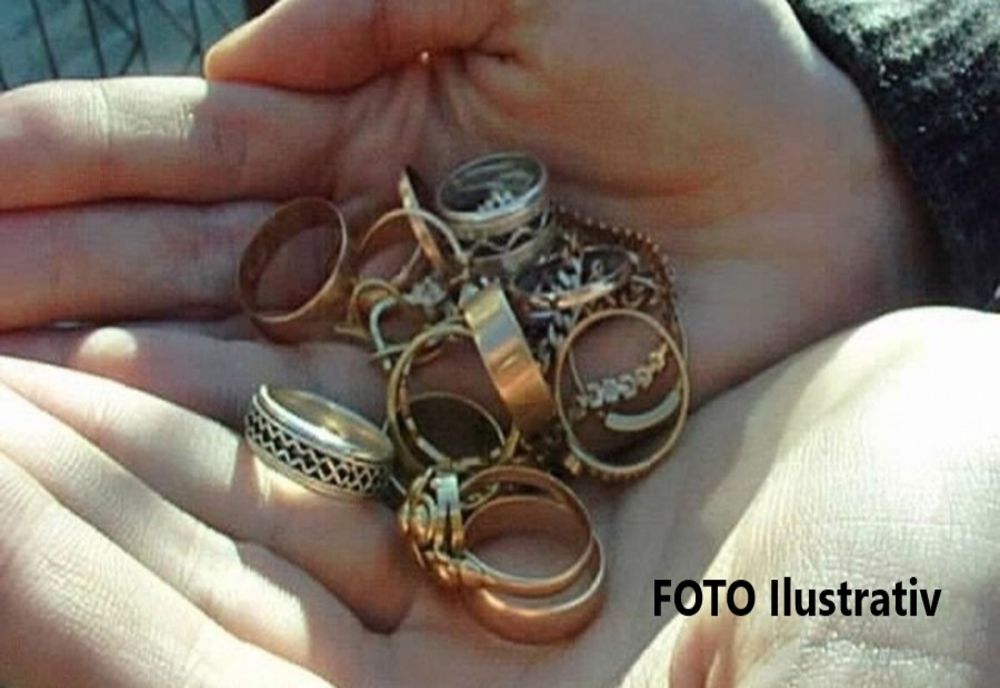 Tânără reținută după ce a furat bani și bijuterii din apartamentul unei bătrâne din Rădăuți