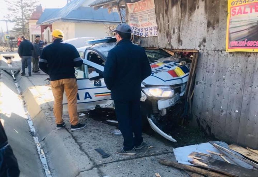 Autospecială de poliție, implicată într-un accident rutier FOTO