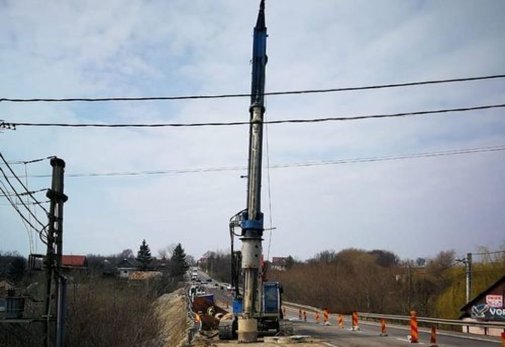 Au fost reluate lucrările de consolidare a DN 17, la Ilișești FOTO