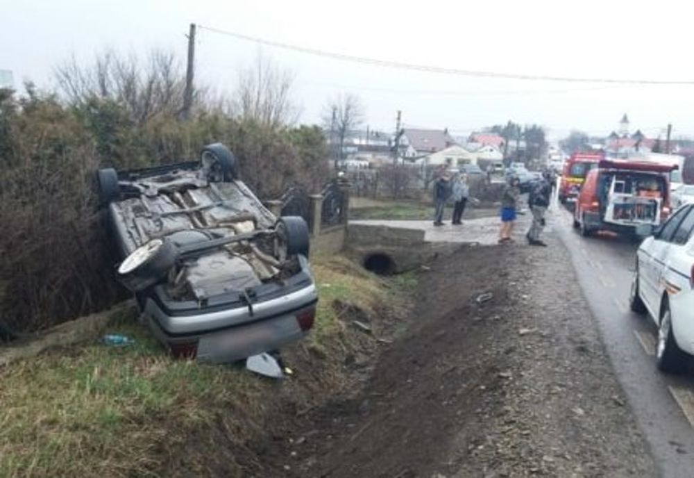 Accident la Cumpărătura. O mașină s-a răsturnat, alta a ajuns în șanț FOTO