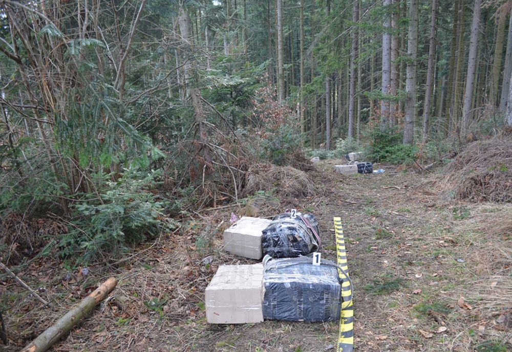 Țigări de contrabandă abandonate, după ce polițiștii de frontieră au tras șase focuri de armă FOTO VIDEO