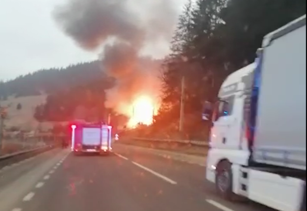 Incendiu puternic la Iacobeni. O casă a fost cuprinsă de flăcări VIDEO