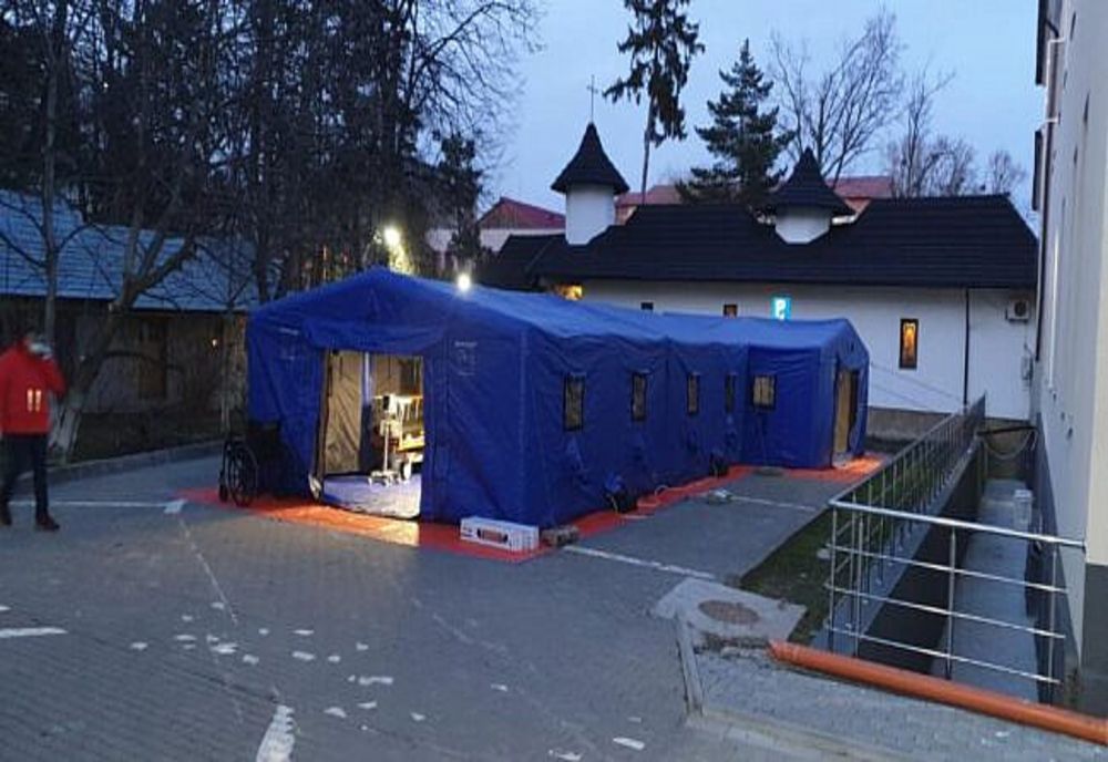 Un cort tip tunel pentru pre-triajul pacienților a fost montat în curtea Spitalului Vechi FOTO