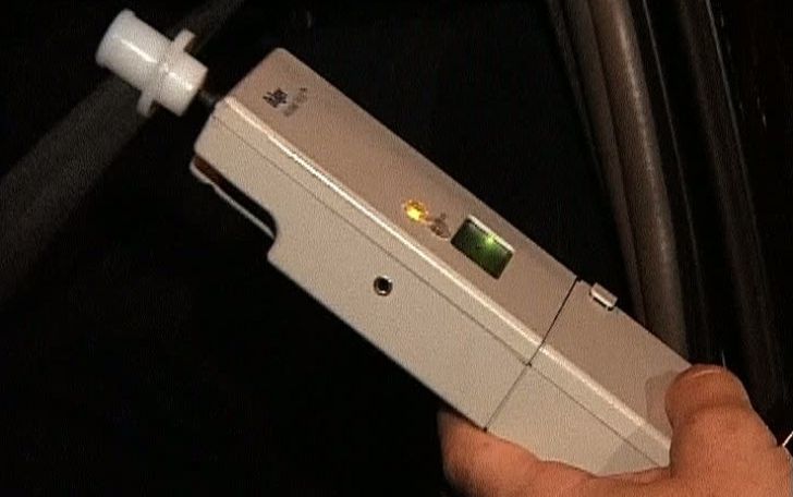 Un șofer băut a intrat cu mașina într-un stâlp de iluminat public