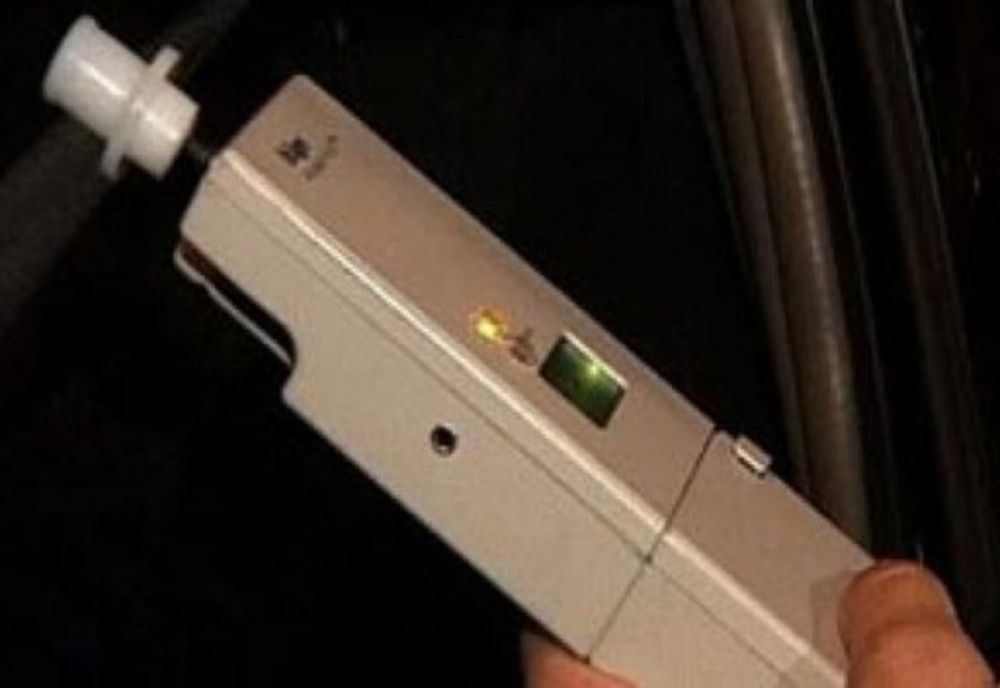 Beată la volan, o șoferiță s-a oprit cu mașina în șanț