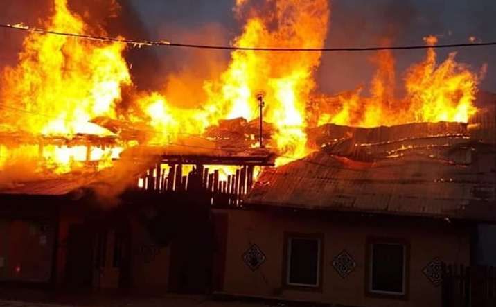 Incendiu violent la Ciocănești. Pagubele se ridică la peste 150.000 de lei FOTO