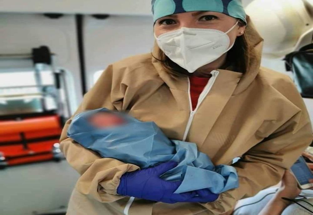 O mămică a născut în ambulanță FOTO