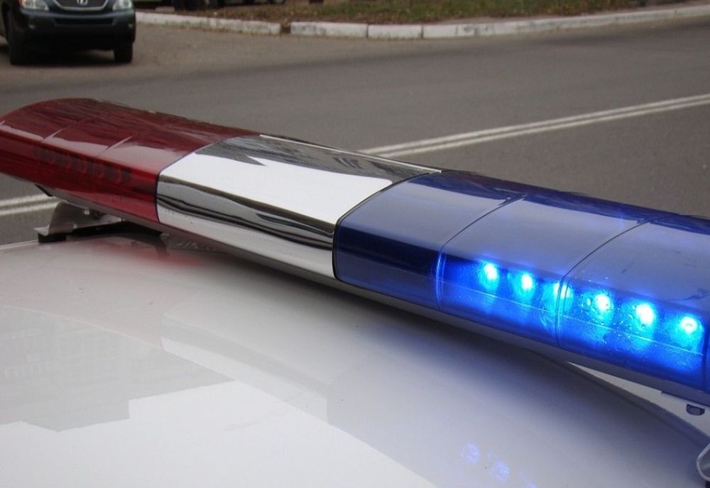 Un bărbat s-a răsturnat cu mașina pe un câmp, după ce a urcat fără permis la volan