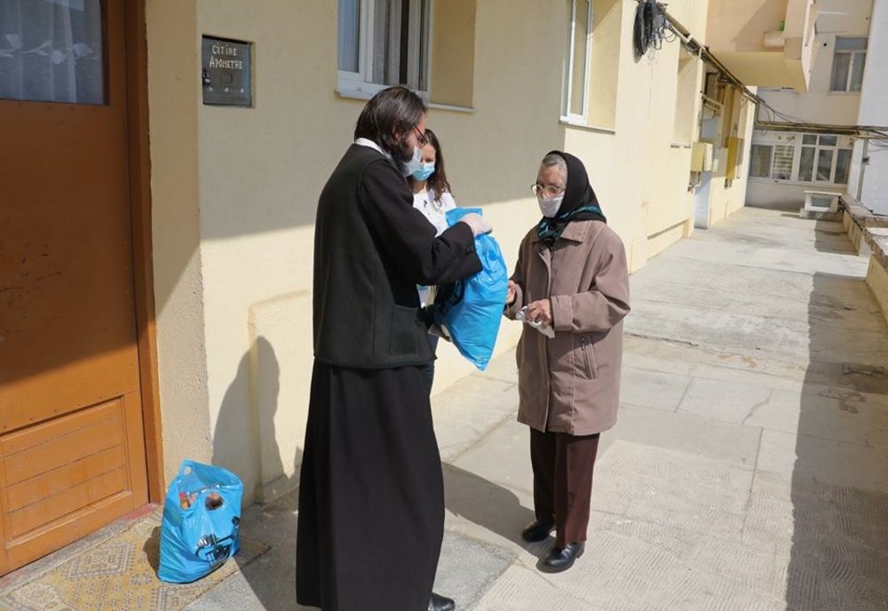 O mie de pachete cu produse alimentare împărțite de Primăria Suceava persoanelor vârstnice FOTO