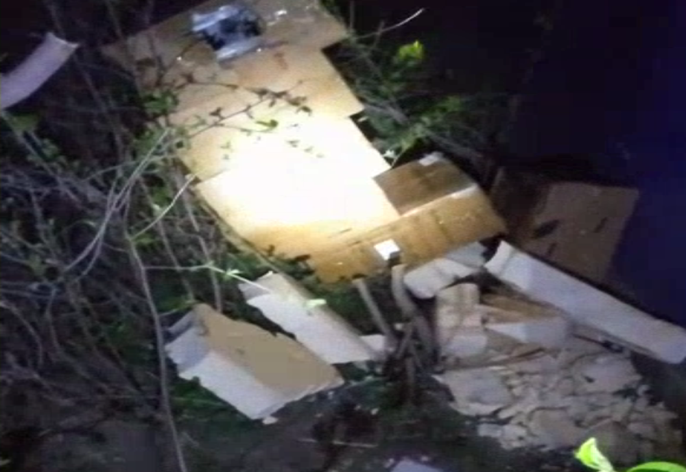 Hoți cu tupeu. Au decupat peretele unui depozit din Șcheia pentru a fura bunuri VIDEO