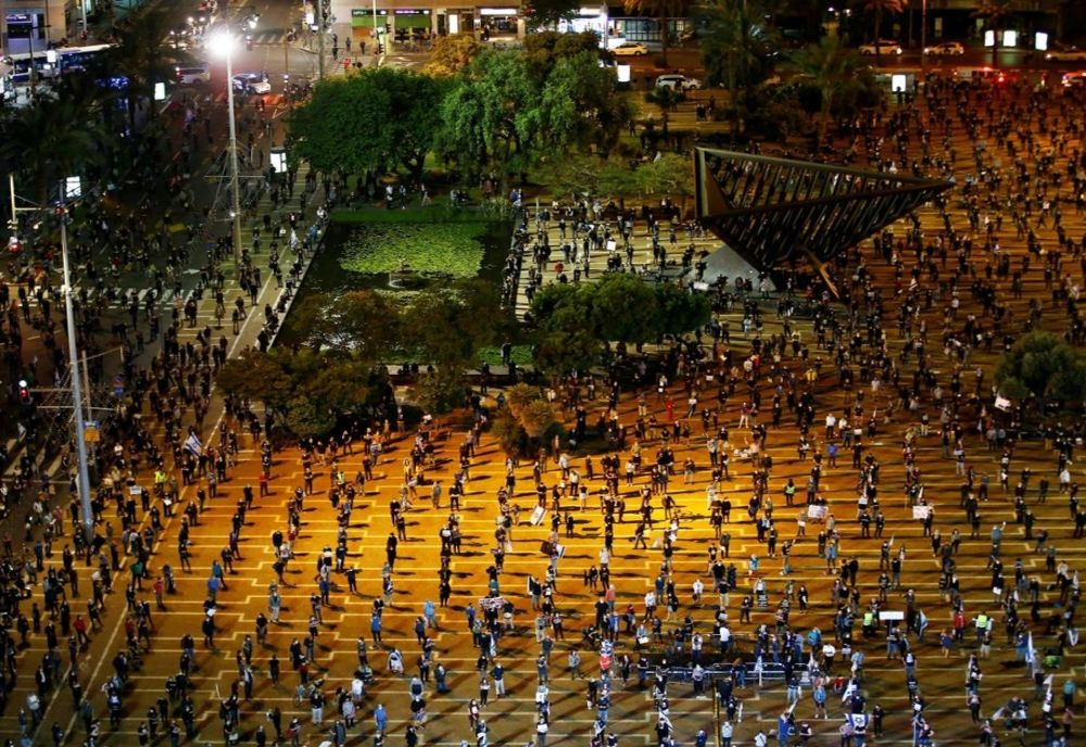 Prelungirea restricțiilor scoate oamenii în STRADĂ, în întreaga lume