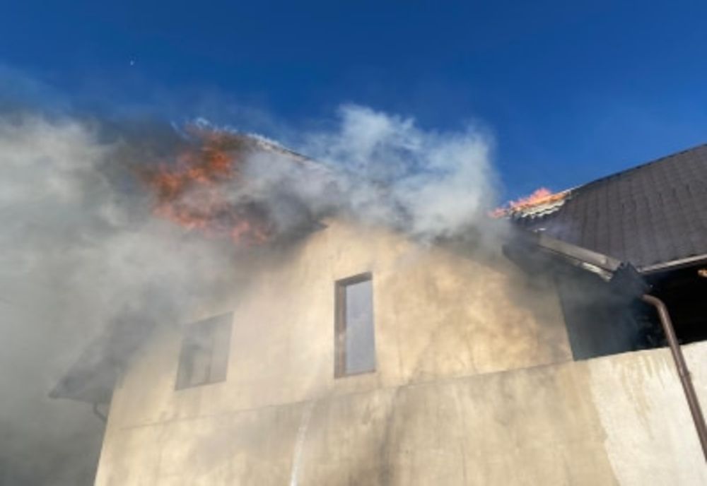 Incendiu la o casă din Ipotești FOTO