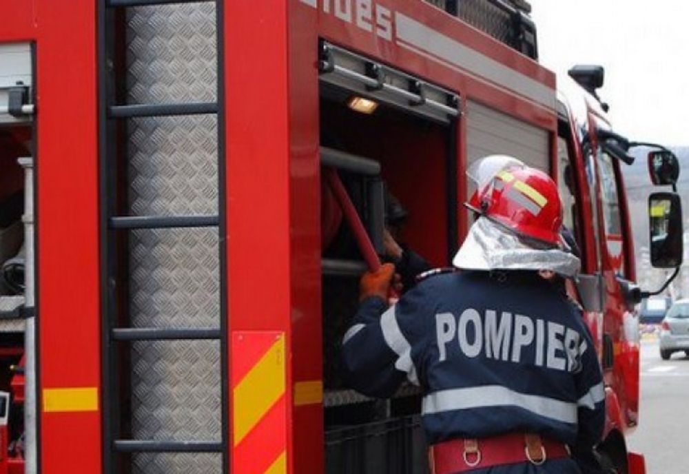 Incendiu în localitatea Vama. Pompierii au intervenit cu două autospeciale