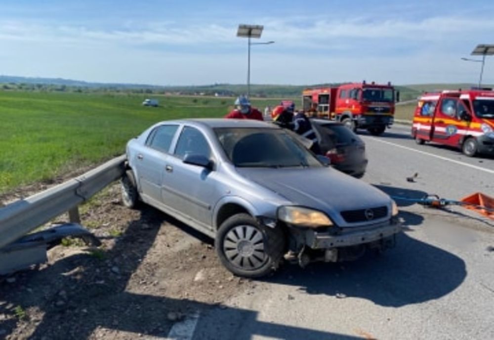 Accident cu trei victime, dintre care una încarcerată, pe varianta de ocolire a municipiului Suceava FOTO