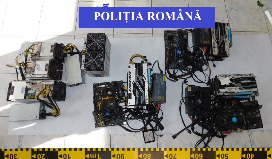 O cisternă încărcată cu lapte s-a răsturnat în Pasul Tihuța. Șoferul a rămas încarcerat