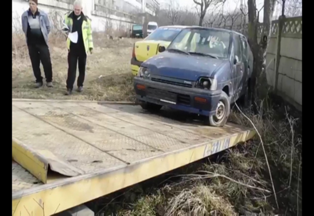Ridicarea mașinilor abandonate pe domeniul public continuă VIDEO