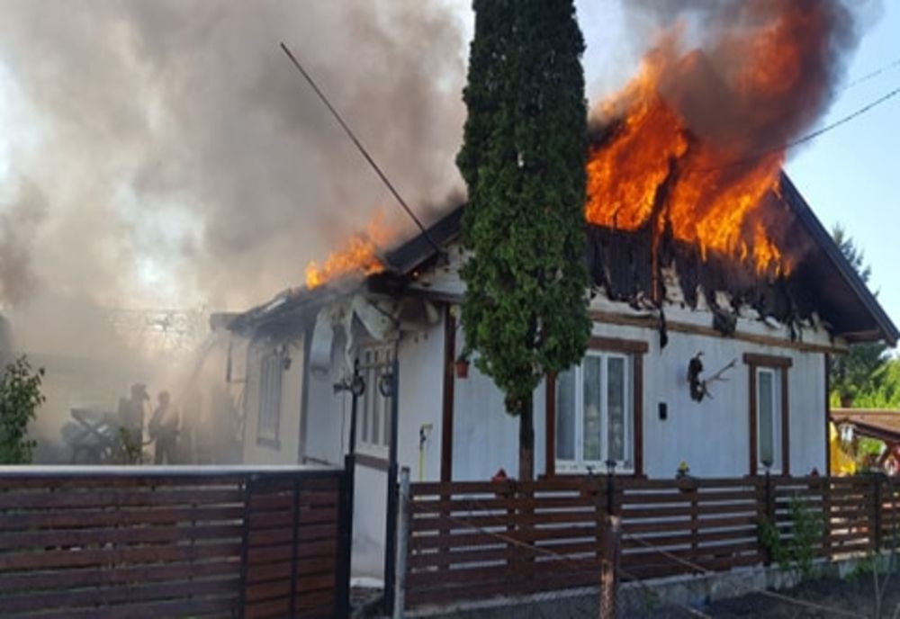 Incendiu violent la două case din cartierul Ițcani VIDEO
