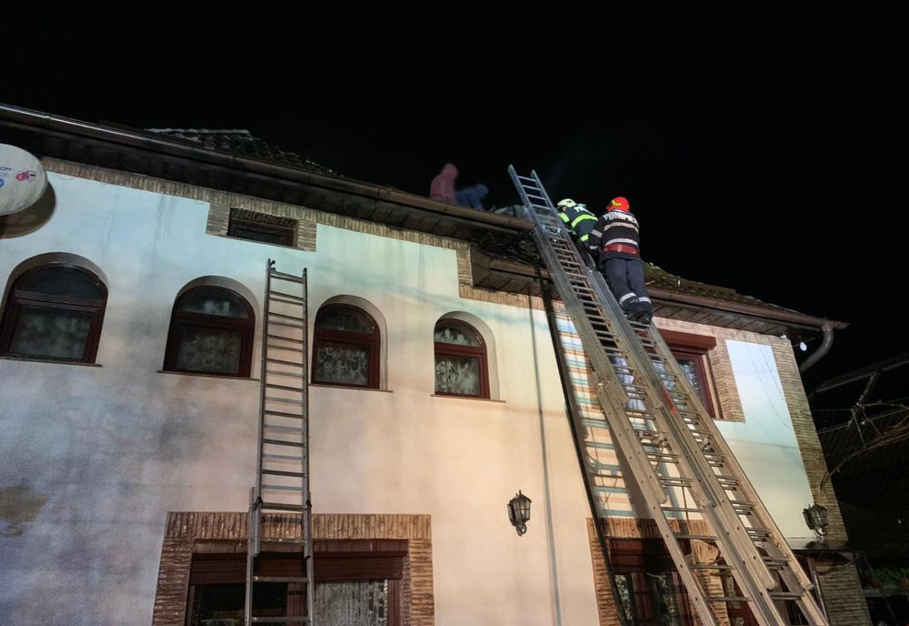 Incendiu la o casă din Voitinel. Acoperișul a fost distrus de flăcări FOTO