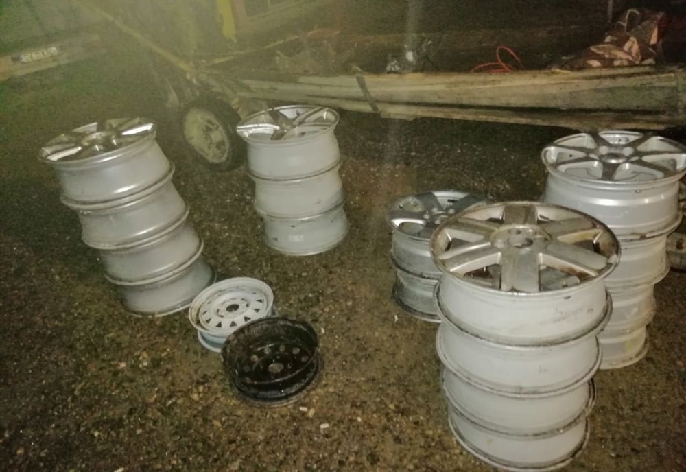 Un adolescent din Șcheia a fost prins de jandarmi în timp ce transporta cu un atelaj hipo 19 jante  și două compresoare auto furate FOTO