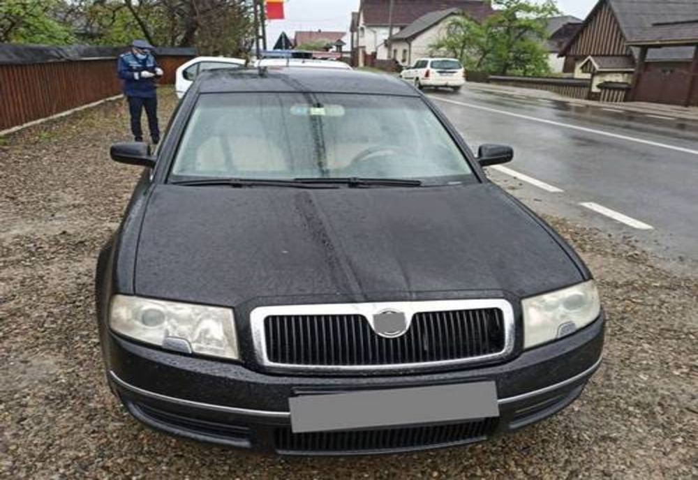 Autoturism încărcat cu ţigări de contrabandă, oprit după o urmărire în trafic  FOTO