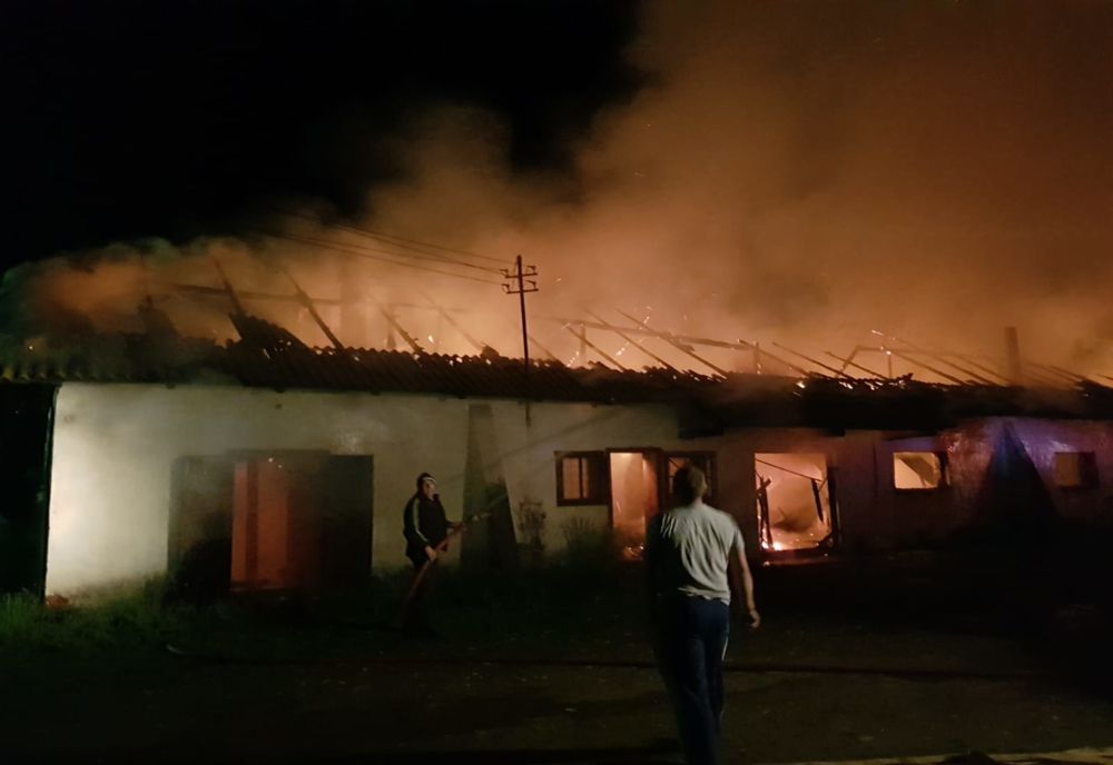 Incendiu la Bilca la o hală de producție brichete din lemn FOTO