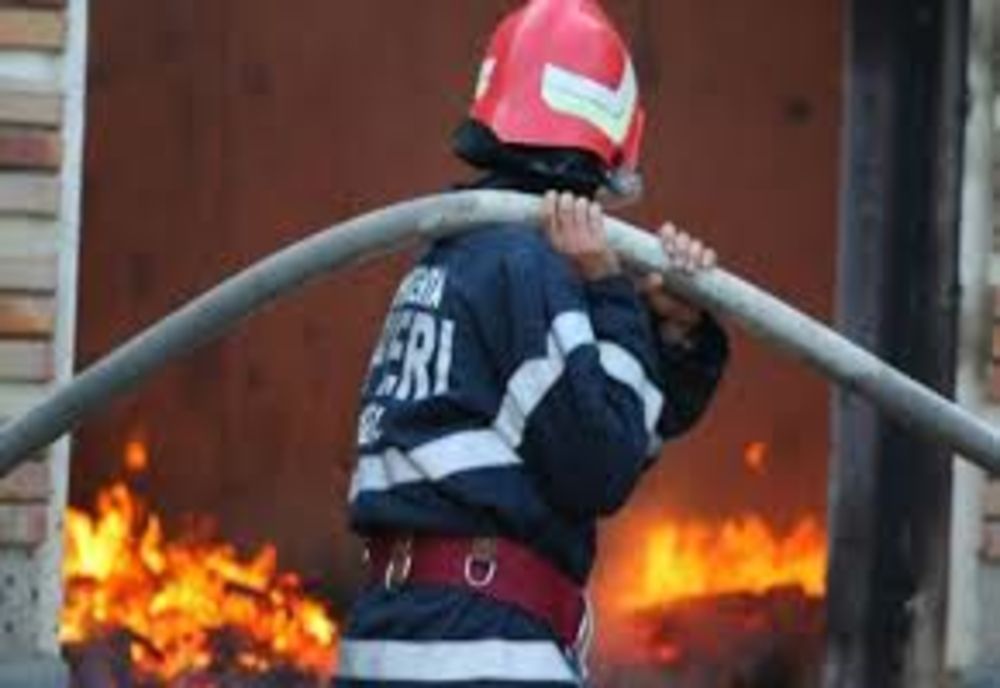 Trei gospodării din Măneuți afectate de un incendiu