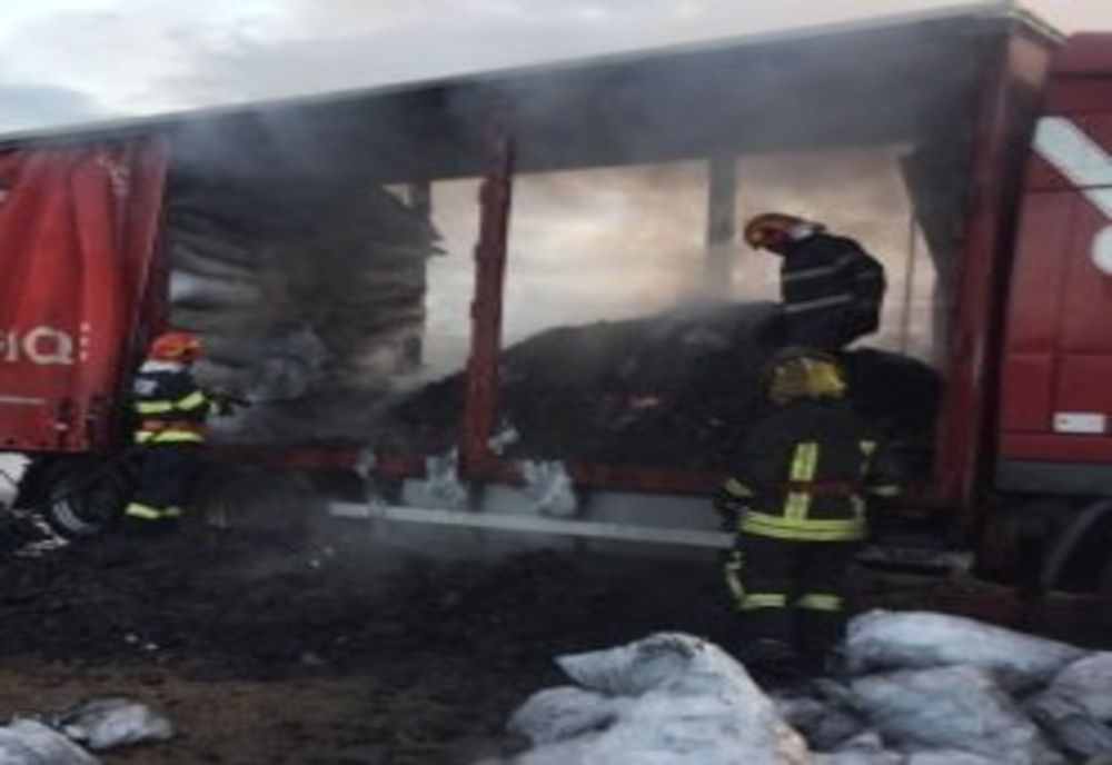Un camion încărcat cu cărbuni pentru grătar a luat foc într-o parcare din Dornești FOTO