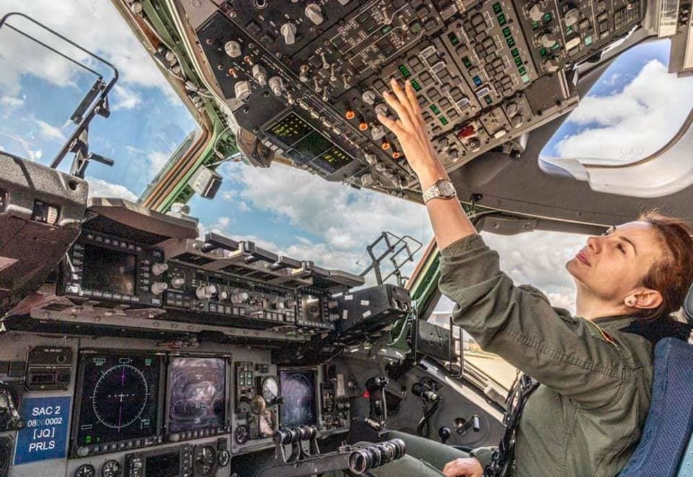Suceveanca Simona Maierean este prima femeie pilot comandant de aeronavă în cadrul Heavy Airlift Wing din Europa
