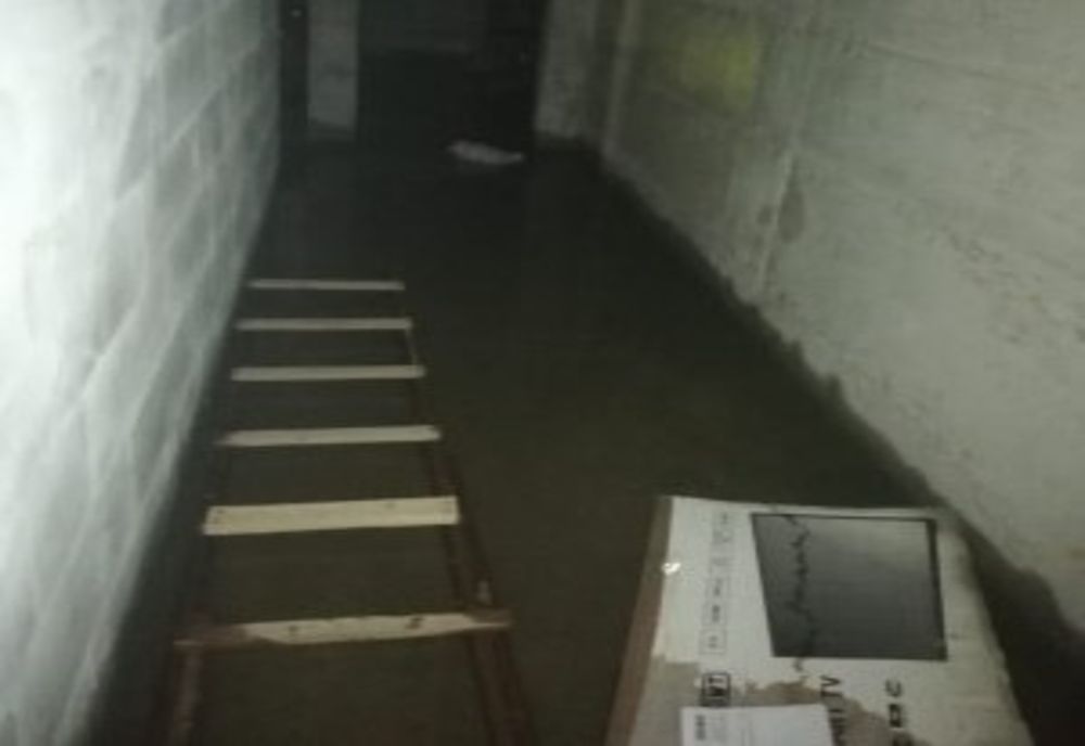 Pompierii chemați să intervină pentru evacuarea apei din subsolurile a două blocuri din Vatra Dornei FOTO