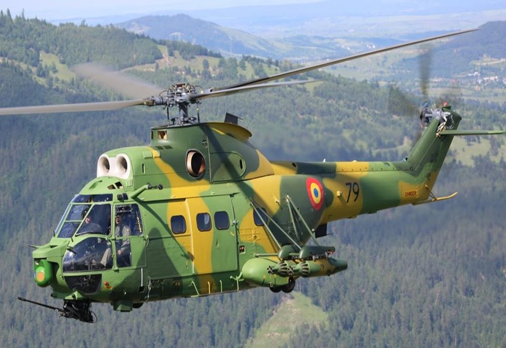 Flori lansate din aeronave deasupra Spitalului Județean Suceava