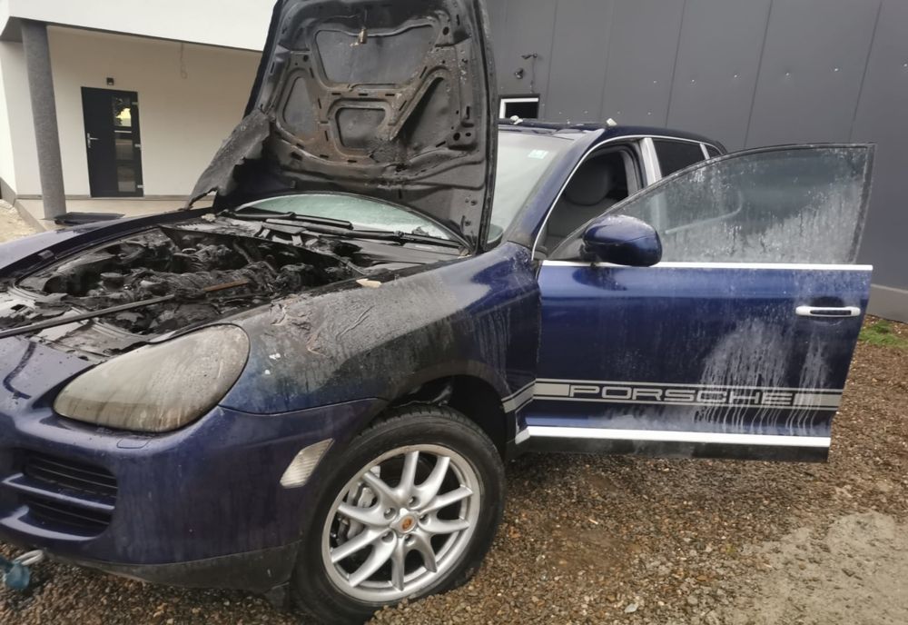 Un autoturism a luat foc în curtea unei gospodării din Bosanci FOTO