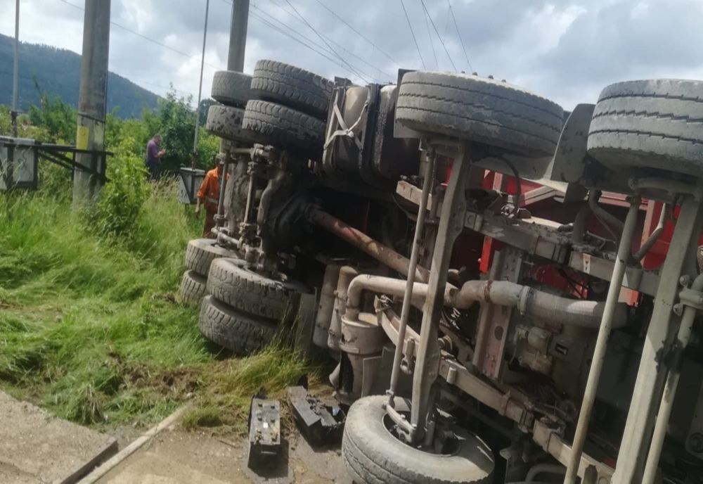 Autobasculantă lovită de tren pe raza localității Păltinoasa VIDEO