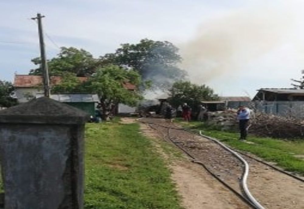 Incendiu la o gospodărie din Plopeni FOTO