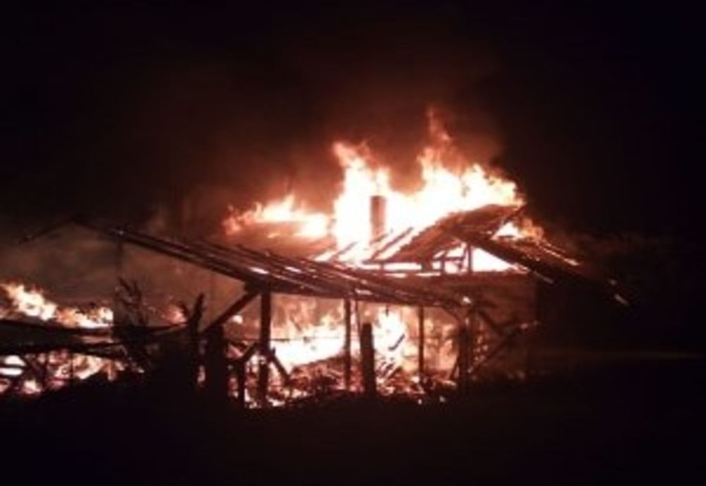 O gospodărie din comuna Sadova a fost cuprinsă de flăcări FOTO