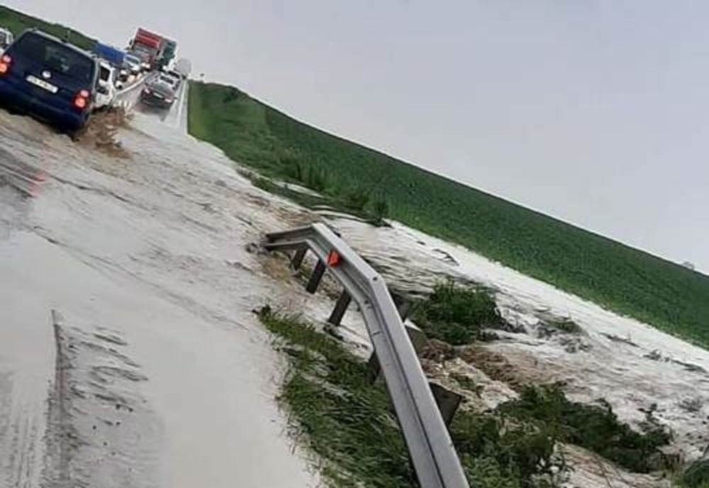 Circulație îngreunată pe DN 2 în zona localității Dănila, în urma unei ploi torențiale VIDEO
