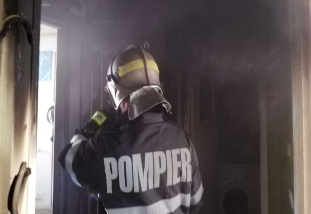 Incendiu la o casă din Frumoasa. Două femei au suferit atacuri de panică