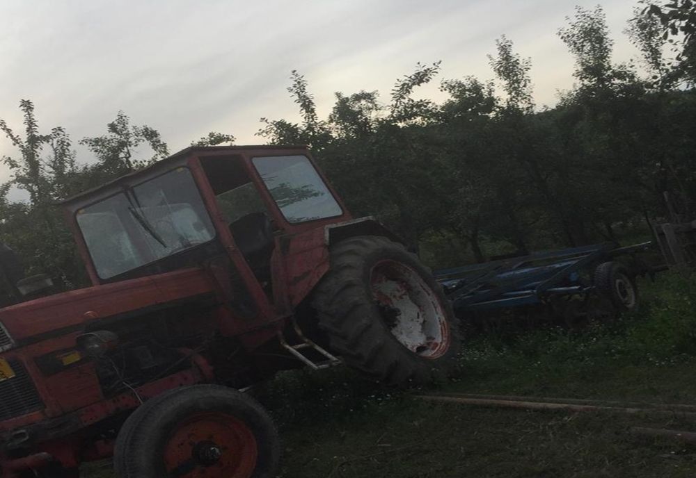 A căzut de pe scara unui tractor în mers! Tractoristul are acum dosar penal